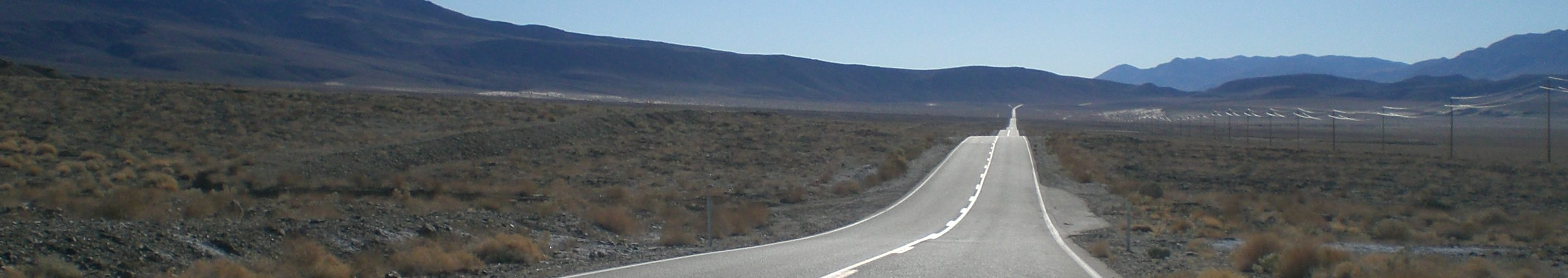 Straße in den USA mit Wüstenlandschaft